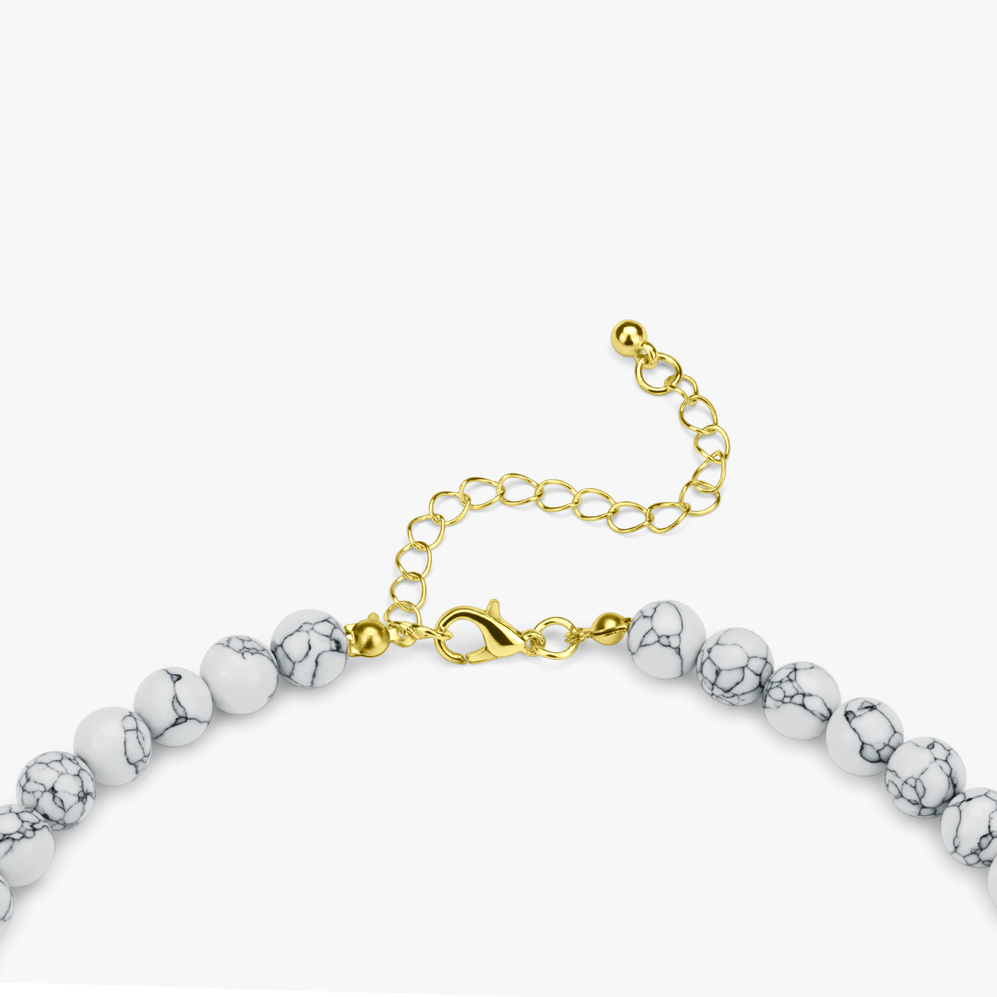 Sett med håndlaget halskjede og armbånd hvit turkis, howlit og onyx