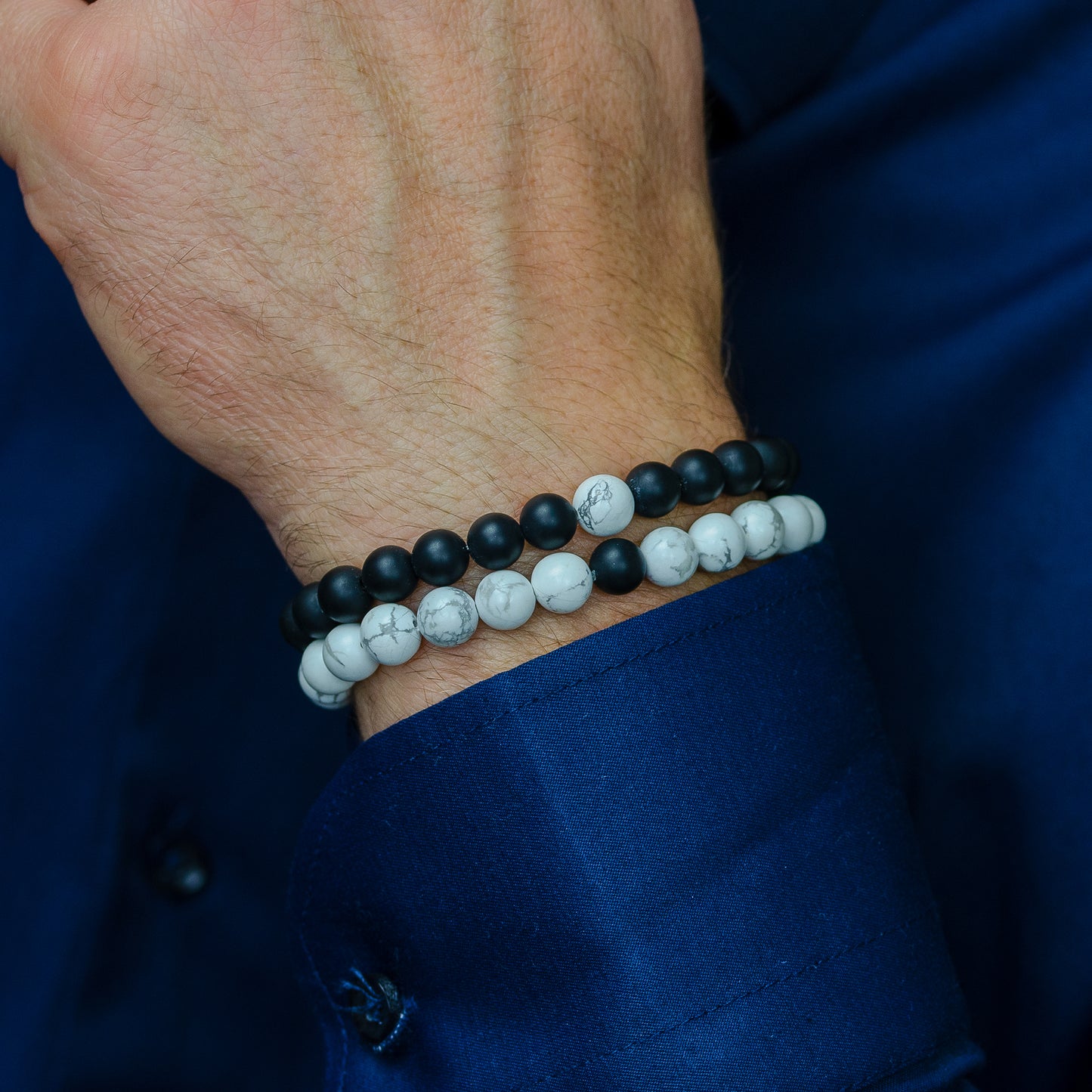 Sett med håndlaget halskjede og armbånd hvit turkis, howlit og onyx