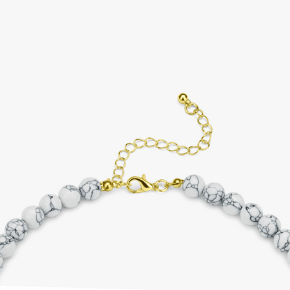 Sett med håndlaget halskjede og armbånd hvit turkis, howlit og onyx