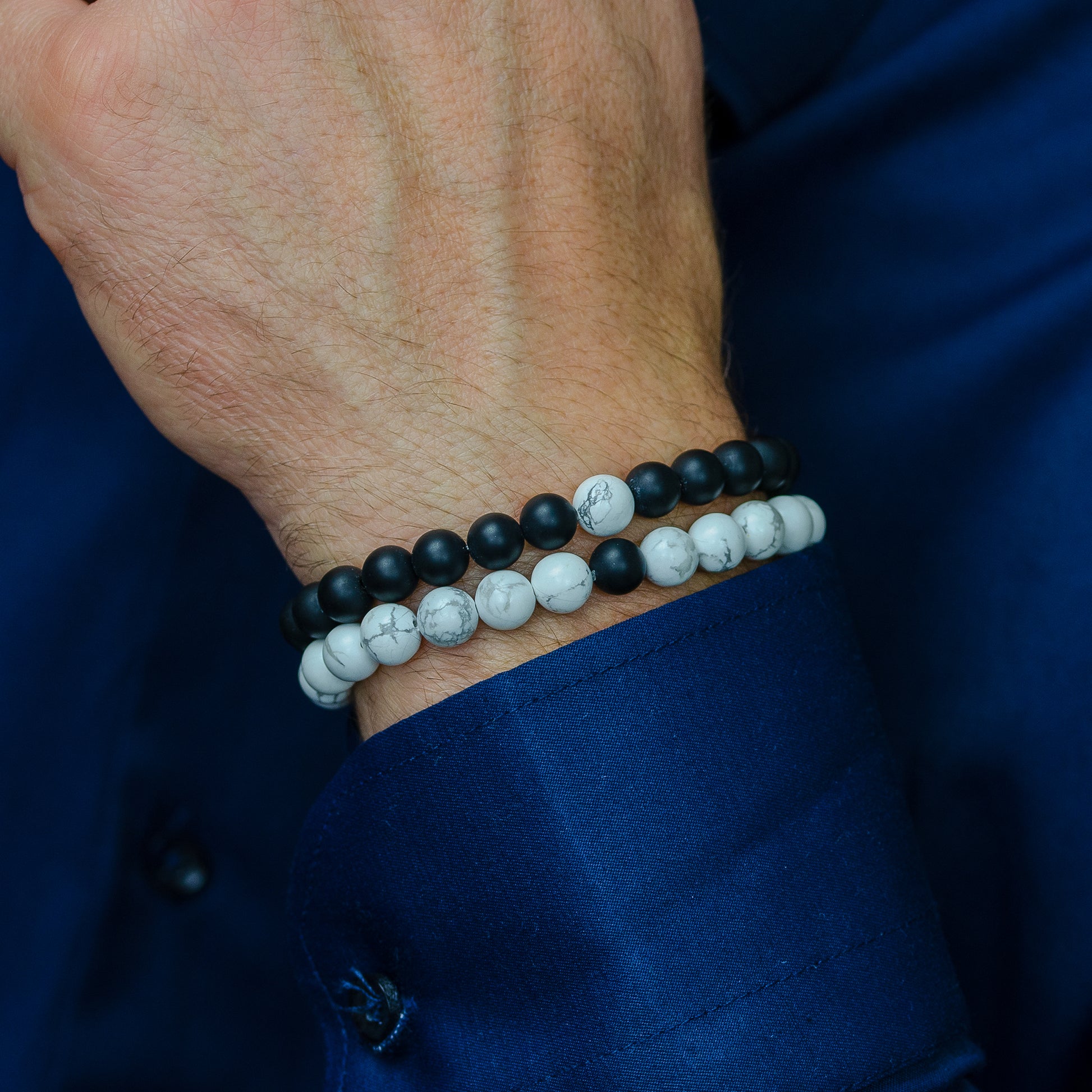 Sett med håndlaget halskjede og armbånd hvit turkis, howlit og onyx