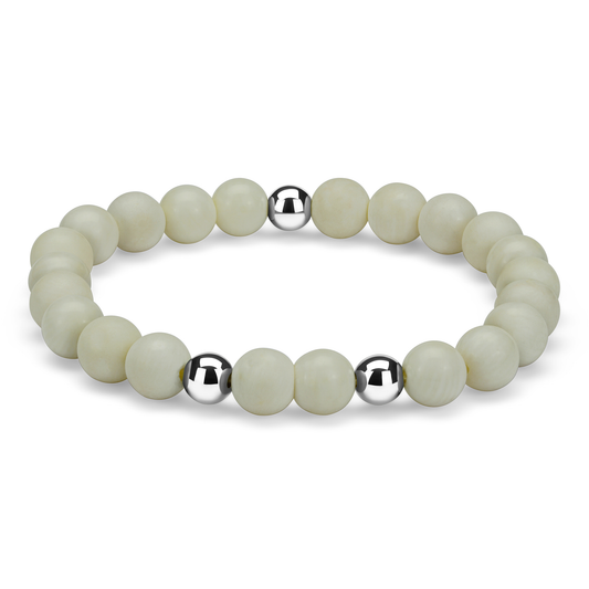 Armbånd med naturlig hvit korall og detaljer i rustfritt stål – elegant og tidløst smykke for henne